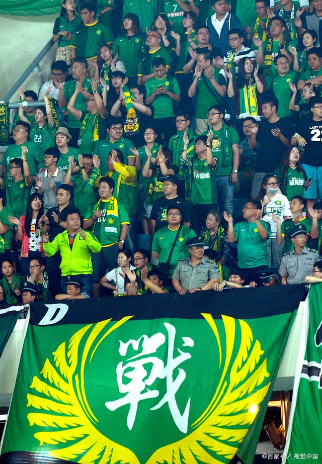 众多球迷和 众多球迷和